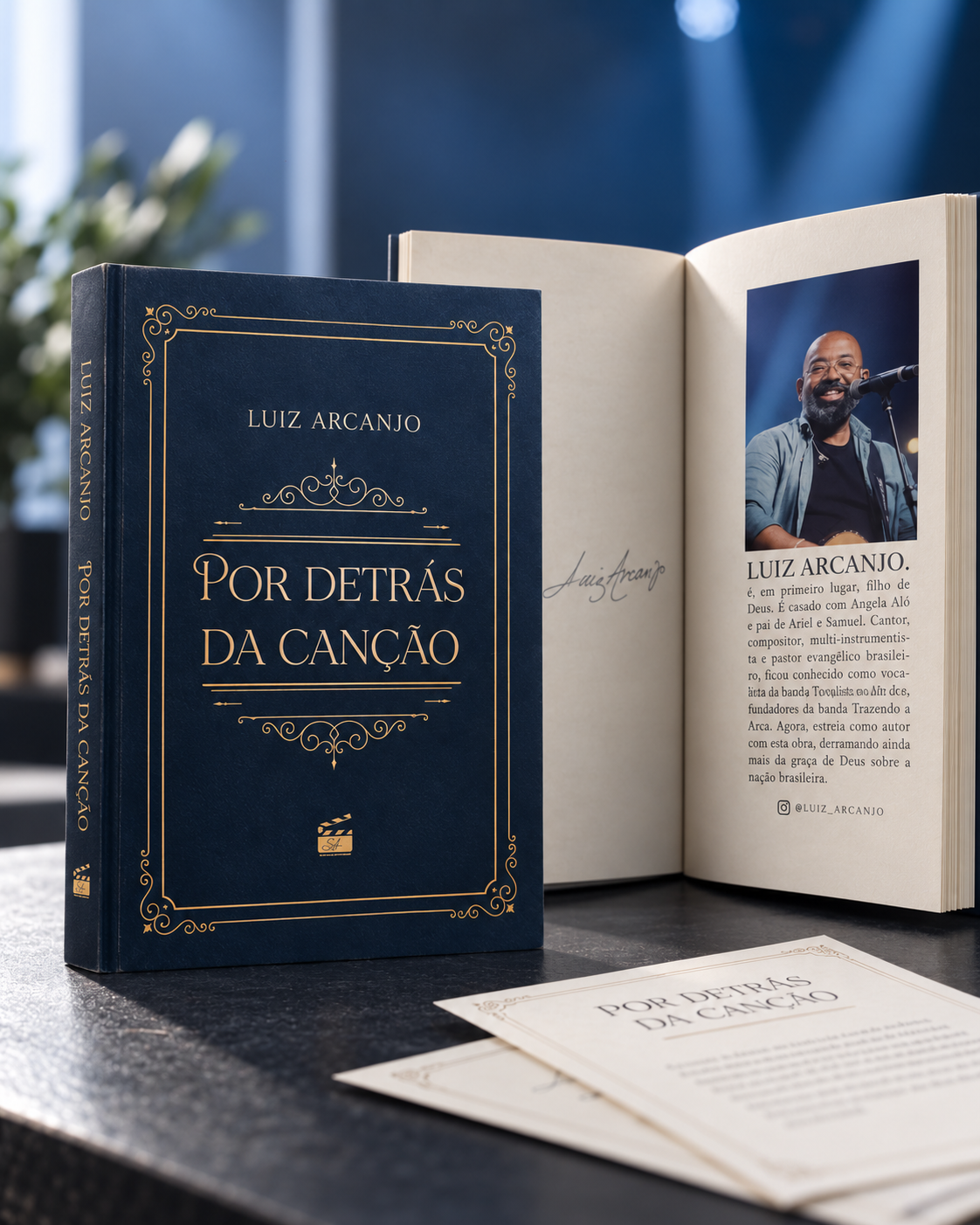 Composição editorial com o livro Por Detrás da Canção aberto e fechado